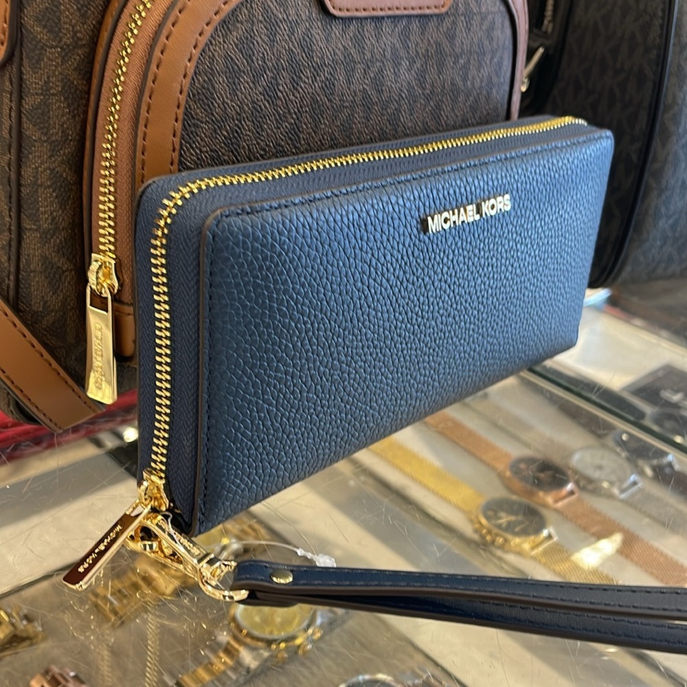 MICHAEL KORS LARGE TRAVEL CONTINENTAL WRISTLET WALLET NAVY BLUE COLOR
NWT - Picture 16 of 16